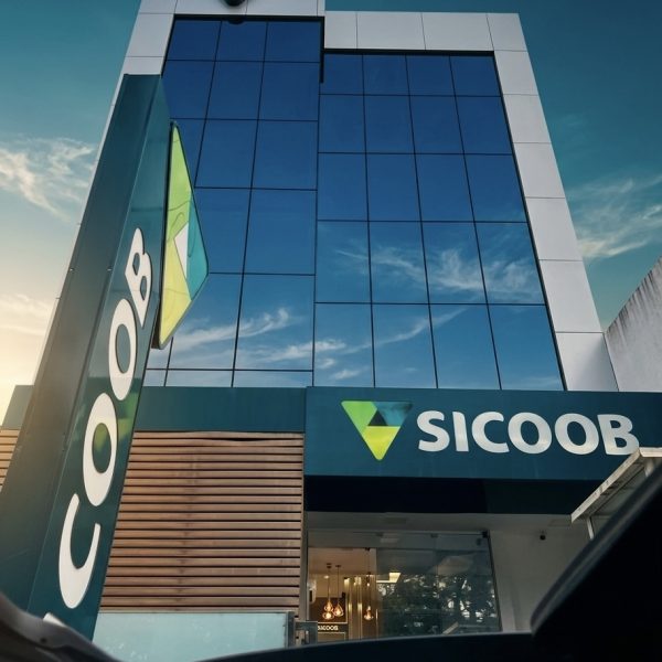 Fachada Pele de Vidro - Banco Sicoob